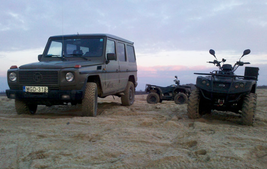 Terepjáró és quad túráink, kötélpálya programunk megvásárolható élményajándék utalvány formájban is.